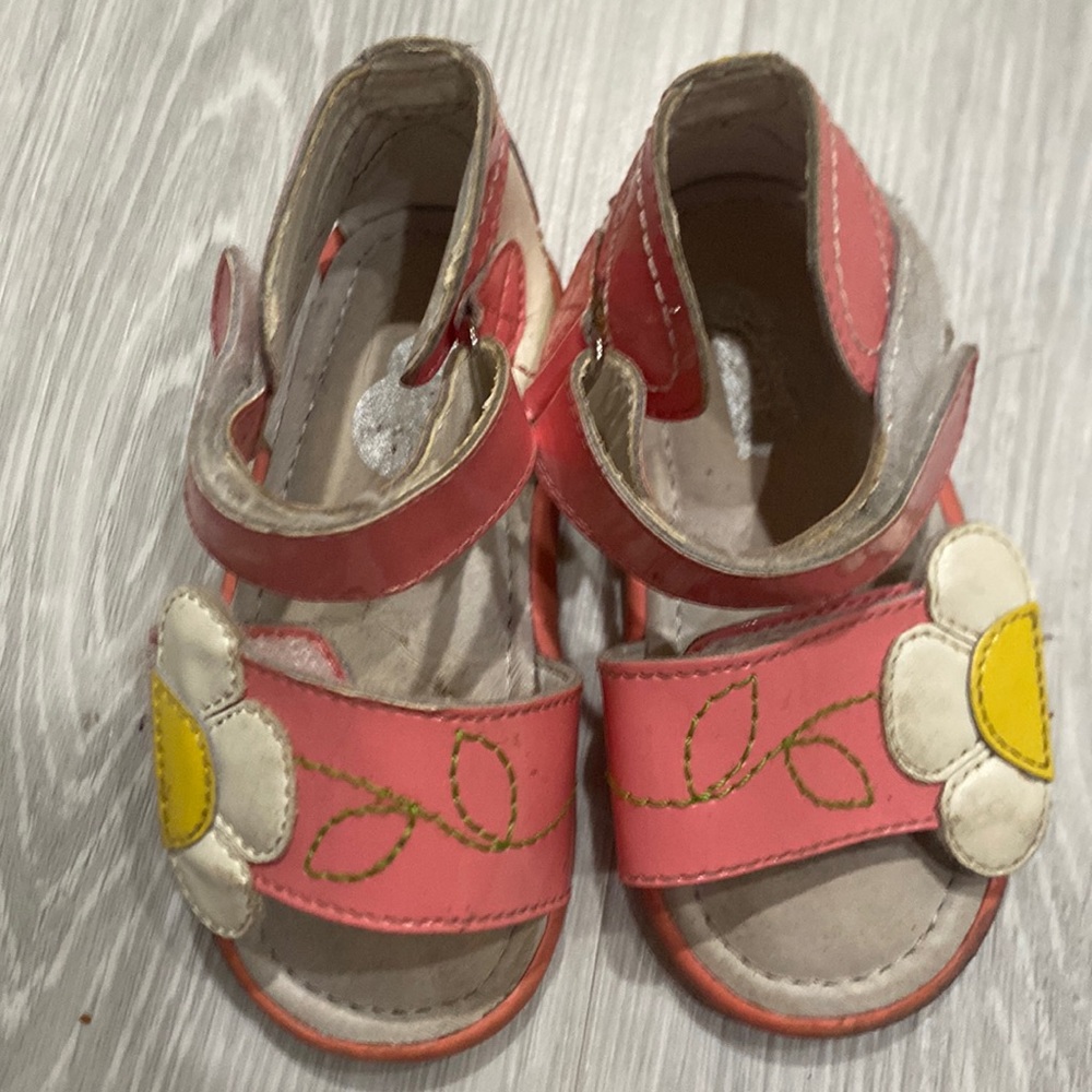Umi leather sandals with adjustable toe and ankle straps with daisy appliqué